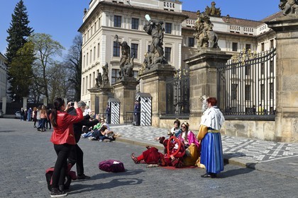 République Tchèque, Prague, Hradcany (quartier du chateau), l'entrée principale du chateau royal, touristes se prenant en photo en costume