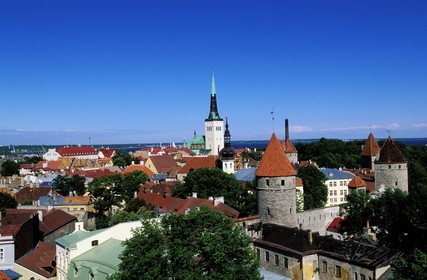 Estonie (Pays Baltes), région de Harju, Tallinn, capitale européenne de la culture 2011, le clocher de l'église Saint-Olaf domine les remparts de la vieille ville