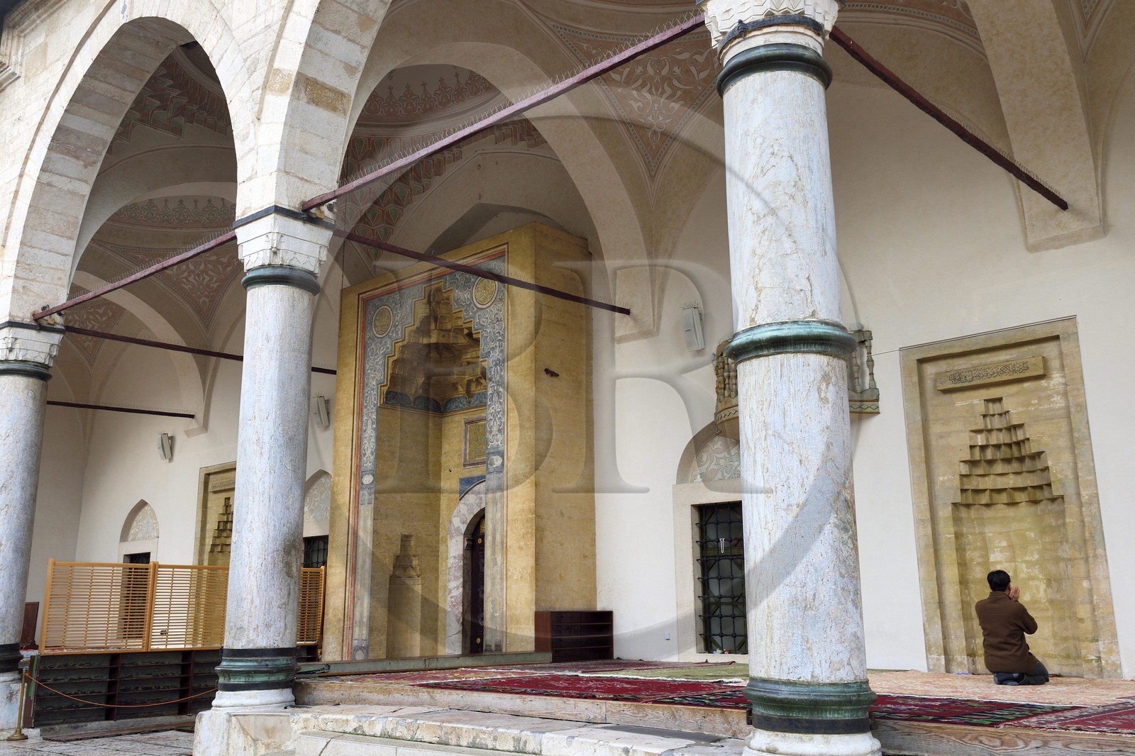 Bosnie-Herzégovine, Sarajevo, quartier de Bascarsija dans la vieille ville, homme en prières à l'extérieur de la Mosquée de Gazi Husrev-beg (Gazi Husrevbegova dzamija en bosniaque)