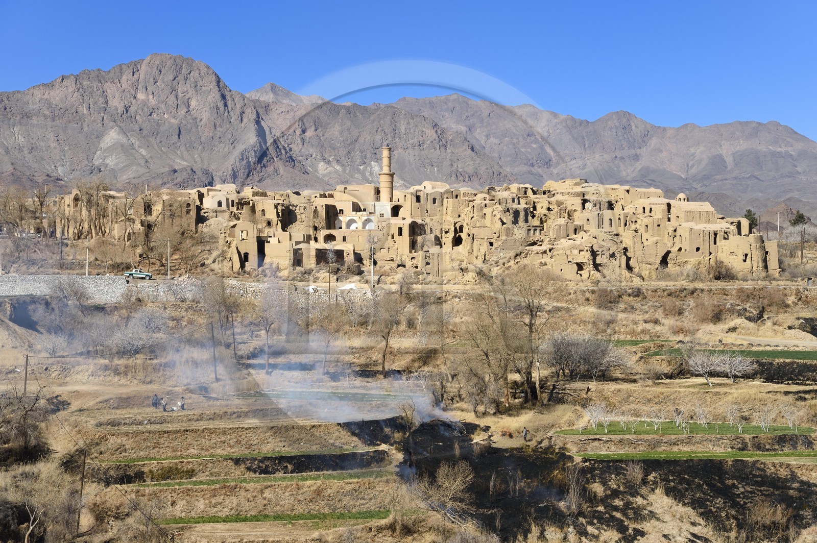 Iran, Province de Yazd, en bordure du désert du Dasht-e Kavir, le vieux village de Kharanaq avec ses maisons en briques de terre crue (adobe) surplombant la vallée Andjir