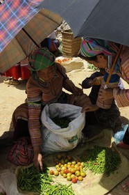 Vietnam, province de Lao Cai, région de Bac Ha, marché de Can Cau, femmes de la minorité Hmong Fleur