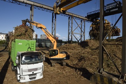 France, Ile de la Reunion, Saint-Pierre, Grands Bois, un des 11 centres de réception et de collecte de la canne à sucre aussi appelés Balance, les tracteurs amènent depuis les champs la canne dans des remorques, elle est ensuite pesée et chargée dans de grands camions appelés cachalots pour être acheminée vers l'usine sucrière du Gol