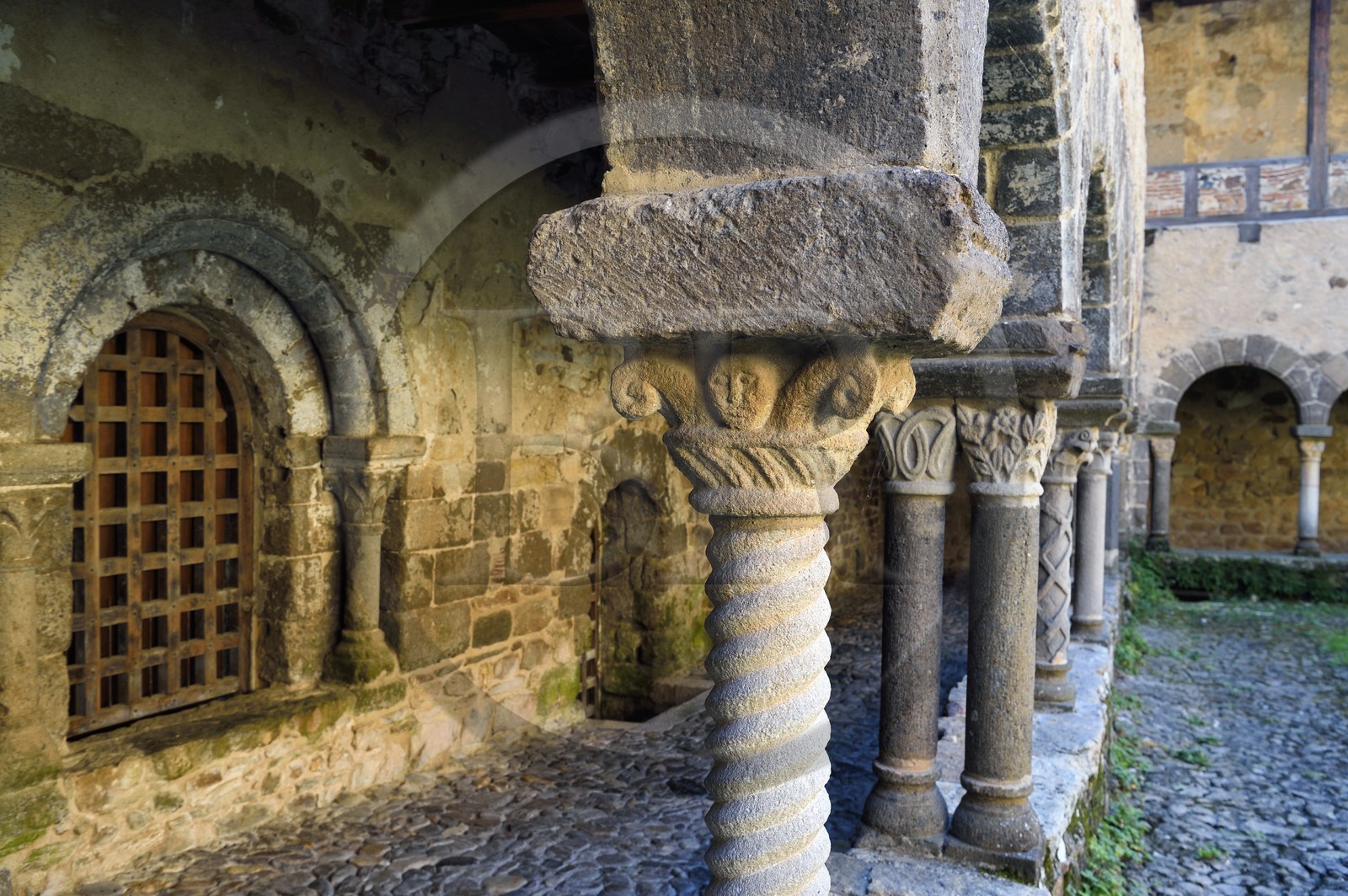 France, Haute-Loire (43), Lavaudieu, labellisé Les Plus Beaux Villages de France, Abbaye Saint-André de style roman auvergnat, le cloitre