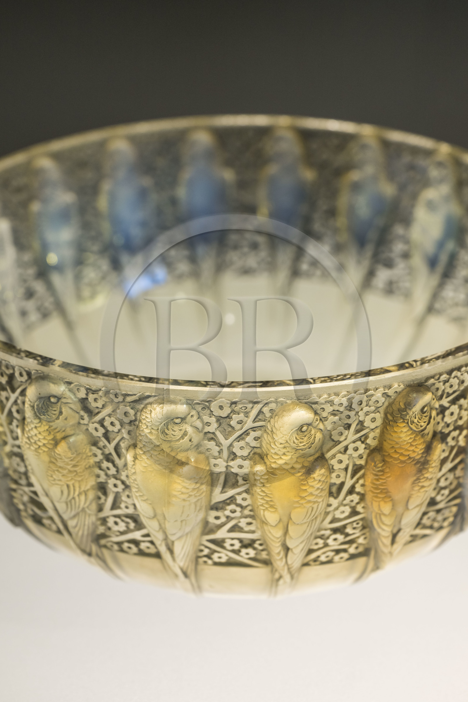 France, Bas-Rhin (67), Wingen-sur-Moder, le musée Lalique, coupe Perruches en verre opalescent moulé-pressé patiné vert créée par René Lalique en 1931