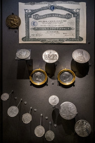 France, Paris (75), le musée de la Monnaie de Paris, vitrine consacrée à l'étain et ses pièces de monnaie