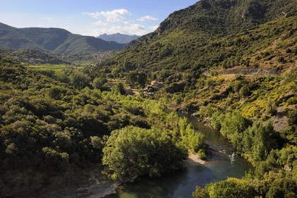 France, Hérault (34), vallée de l' Orb, village de Vieussan au lointain