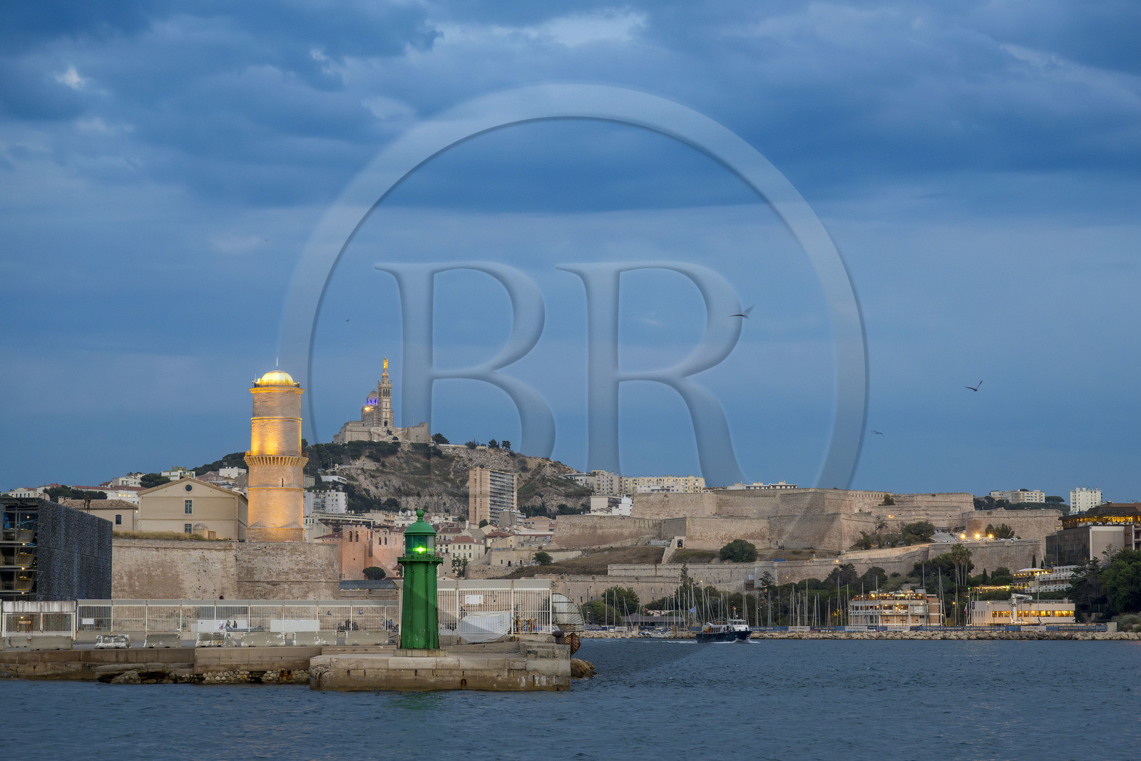 France, Bouches-du-Rhône (13), Marseille, le Fort Saint-Jean à gauche, l’abbaye Saint-Victor au centre et la Citadelle de Marseille (Fort Saint-Nicolas) à droite, la basilique Notre Dame de la Garde en arrière plan France, Bouches-du-Rhône (13), Marseille, le Fort Saint-Jean à gauche, l’abbaye Saint-Victor au centre et la Citadelle de Marseille (Fort Saint-Nicolas) à droite, la basilique Notre Dame de la Garde en arrière plan