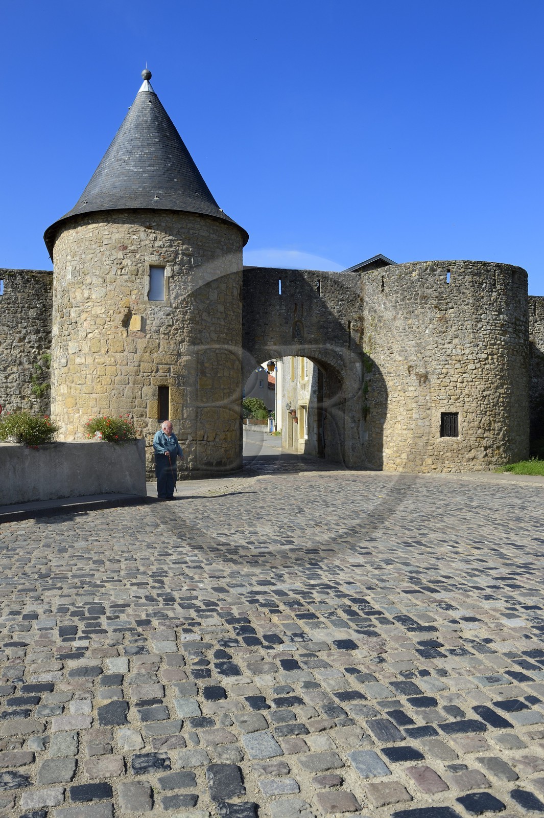 France, Moselle (57), Rodemack, labellisé Les Plus Beaux Villages de France, porte de Sierck