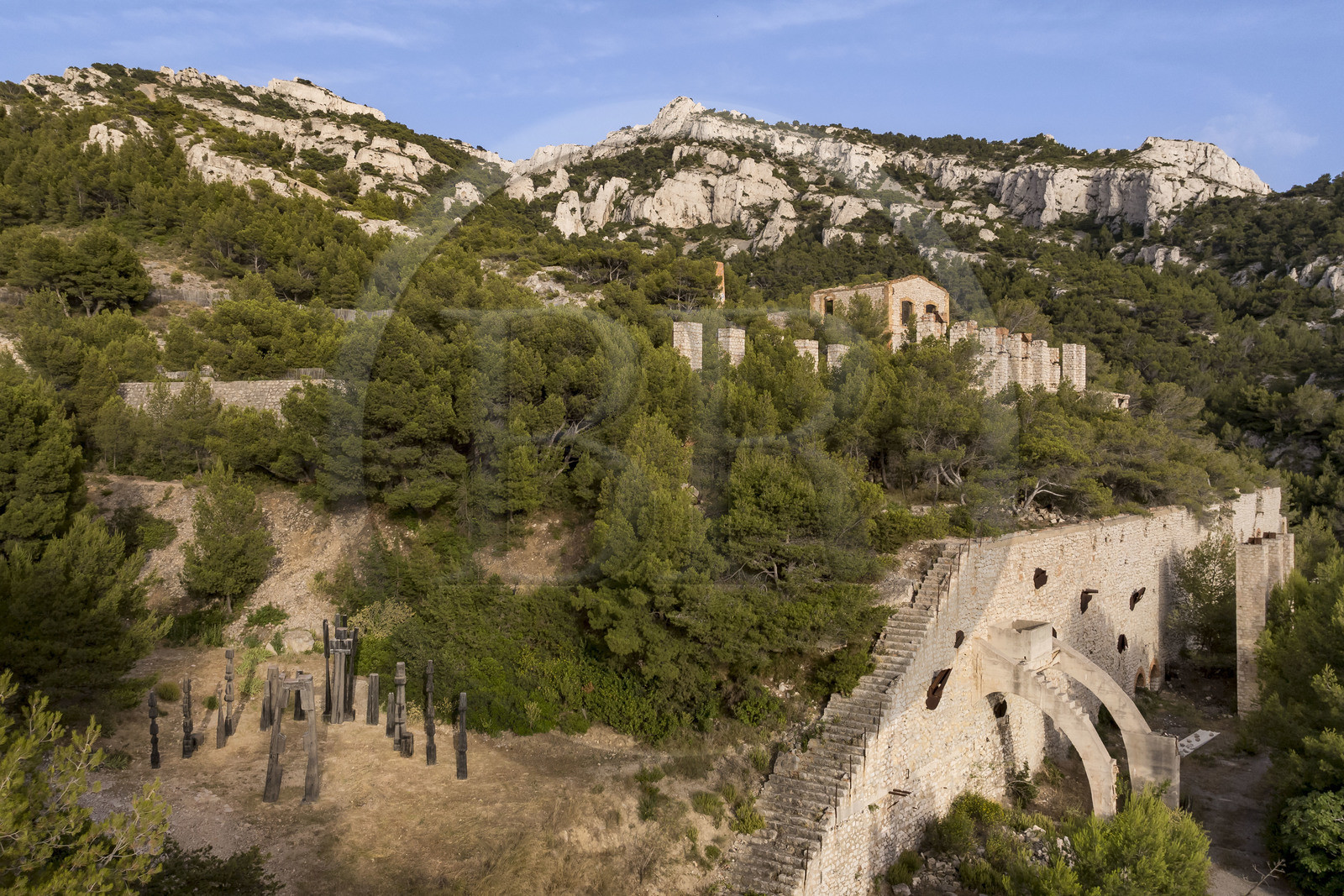 France, Bouches-du-Rhône (13), Marseille, quartier des Goudes, La Friche de l'Escalette dans les ruines d’une ancienne usine de traitement de plomb, L'été de la forêt (1964-1966) de l'artiste François Stahly, au pied du massif de Marseilleveyre