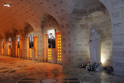 France, Meuse (55), région de Verdun, Douaumont, Ossuaire de Douaumont, Nécropole Nationale, cloître abritant les tombeaux représentant les secteurs géographiques de la bataille de Verdun où sont gravés les noms des soldats disparus
