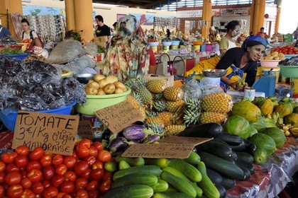 France, Ile de Mayotte, Grande-Terre, Mamoudzou, grand marché central au port, femmes mahorais portant un masque de beauté au bois de santal (le m'sindzano) derrière leurs étals de fruits et légumes