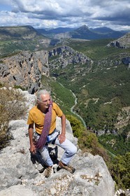 France, Alpes-de-Haute-Provence (04), Parc Naturel Régional du Verdon, Grand Canyon du Verdon, La-Palud-Sur-Verdon, point de vue de la Dent d’Aire, Bernard Gorgeon un des pionniers de la grimpe dans le massif et la falaise de l’Escalès en arrière plan