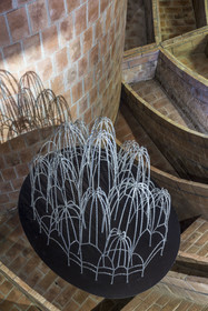 Espagne, Catalogne, Barcelone, quartier de l'Eixample, Passeig de Gracia, Pedrera ou Casa Mila (1905-1910) de l'architecte du modernisme catalan Antoni Gaudi, site classé au Patrimoine Mondial de l'UNESCO, modèle suspendu basé sur les calculs de Gaudi pour les voûtes et la structure, vu dans un miroir