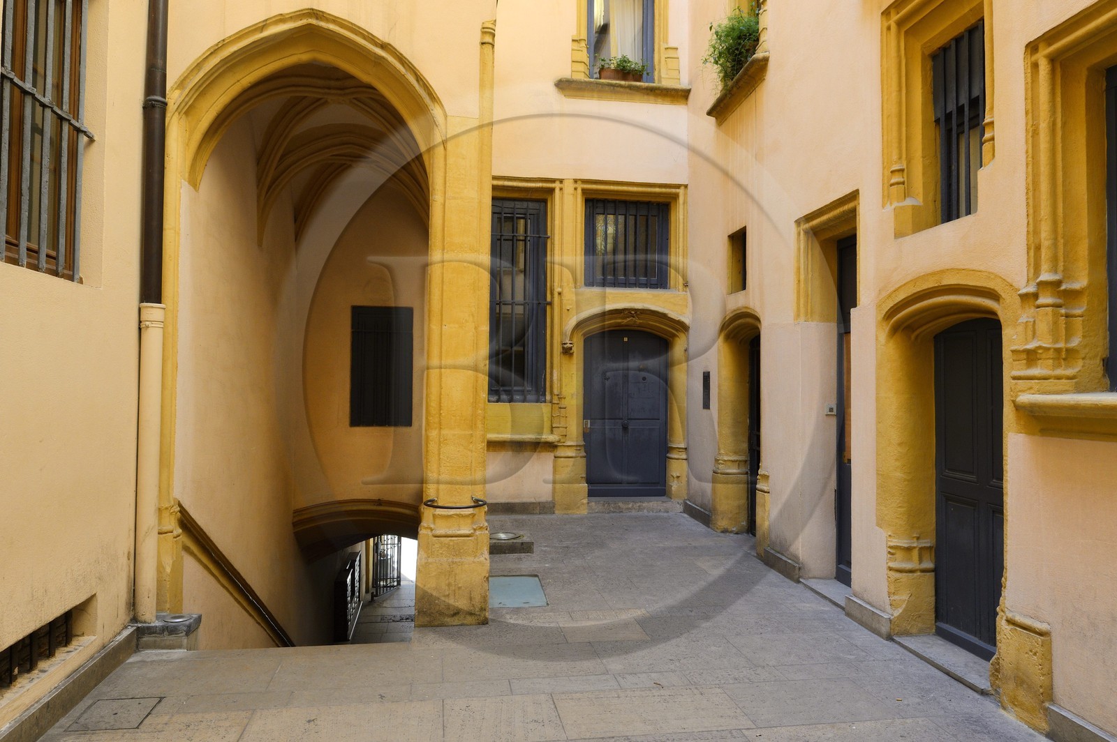 France, Rhône (69), Lyon, site historique classé Patrimoine Mondial de l'UNESCO, quartier de Saint-Paul dans le Vieux Lyon, traboule reliant le 2 place du Gouvernement au 10 quai Romain Rolland