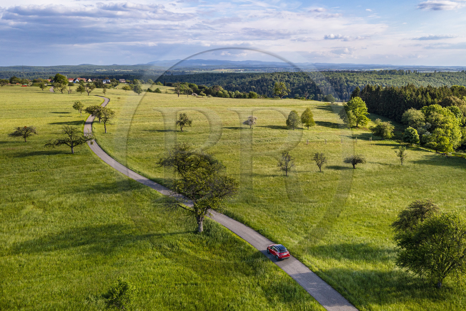 France, Bas-Rhin (67), Parc Naturel régional des Vosges du Nord, Eschbourg, la route forestière en provenance de La Petite Pierre à la sortie de la forêt, le massif des Vosges en arrière plan (vue aérienne)
