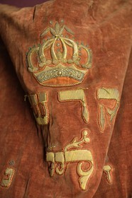 France, Bas-Rhin (67), Bouxwiller, musée judéo-alsacien dans l'ancienne synagogue, détail du Mendele (petit manteau en alsacien) qui entoure la Torah