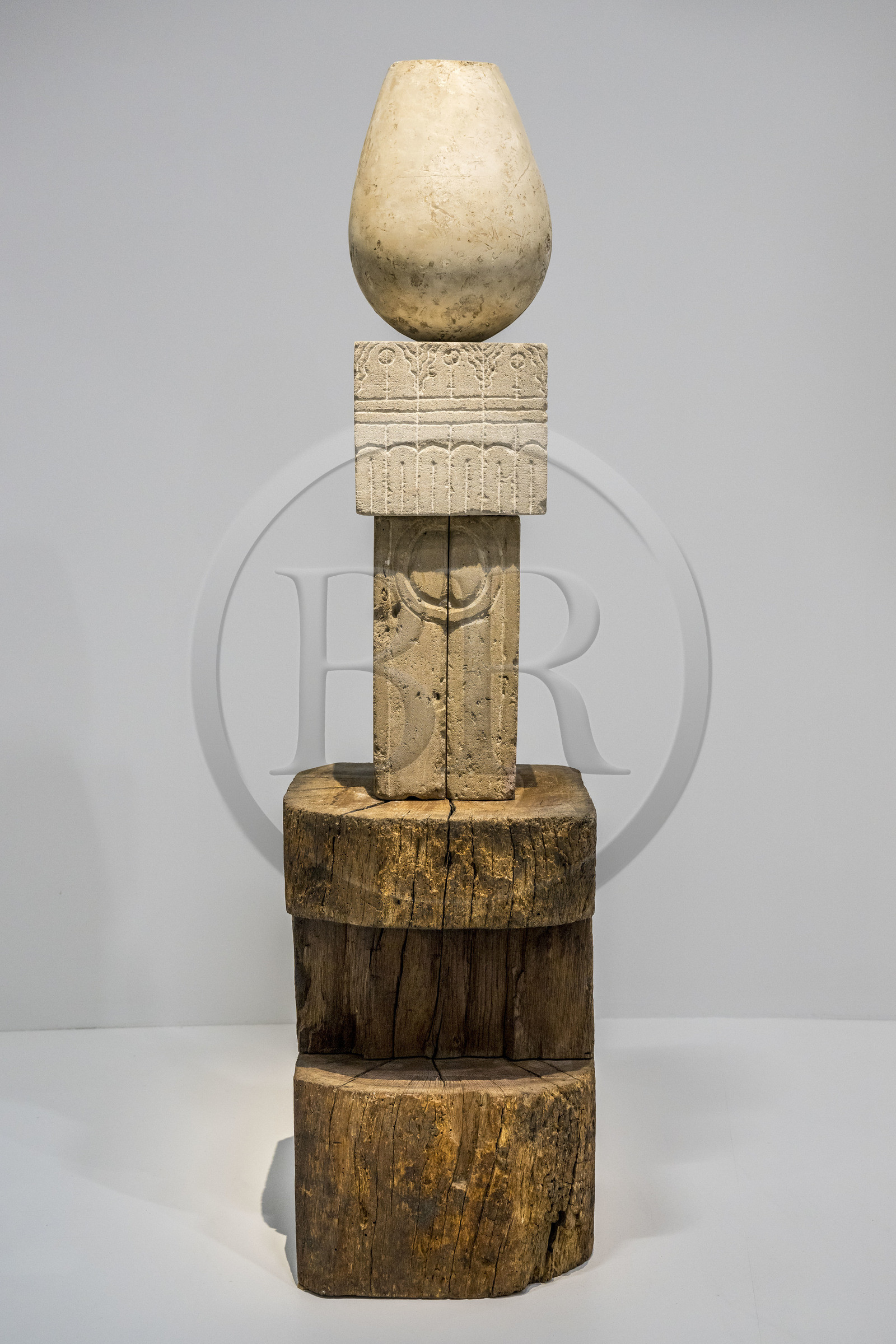France, Paris (75), quartier des Halles, le Centre Pompidou aussi apellé Beaubourg, Musée National d'Art Moderne (MNAM), exposition retrospective Brancusi, Torse de jeune fille I, 1922 sur Maquette du linteau de la Porte du Baiser et Socle en bois naturel