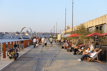 France, Loire-Atlantique (44), Nantes, l'Ile de Nantes, le Hangar à Bananes et les anneaux de Buren sur les quais de Loire