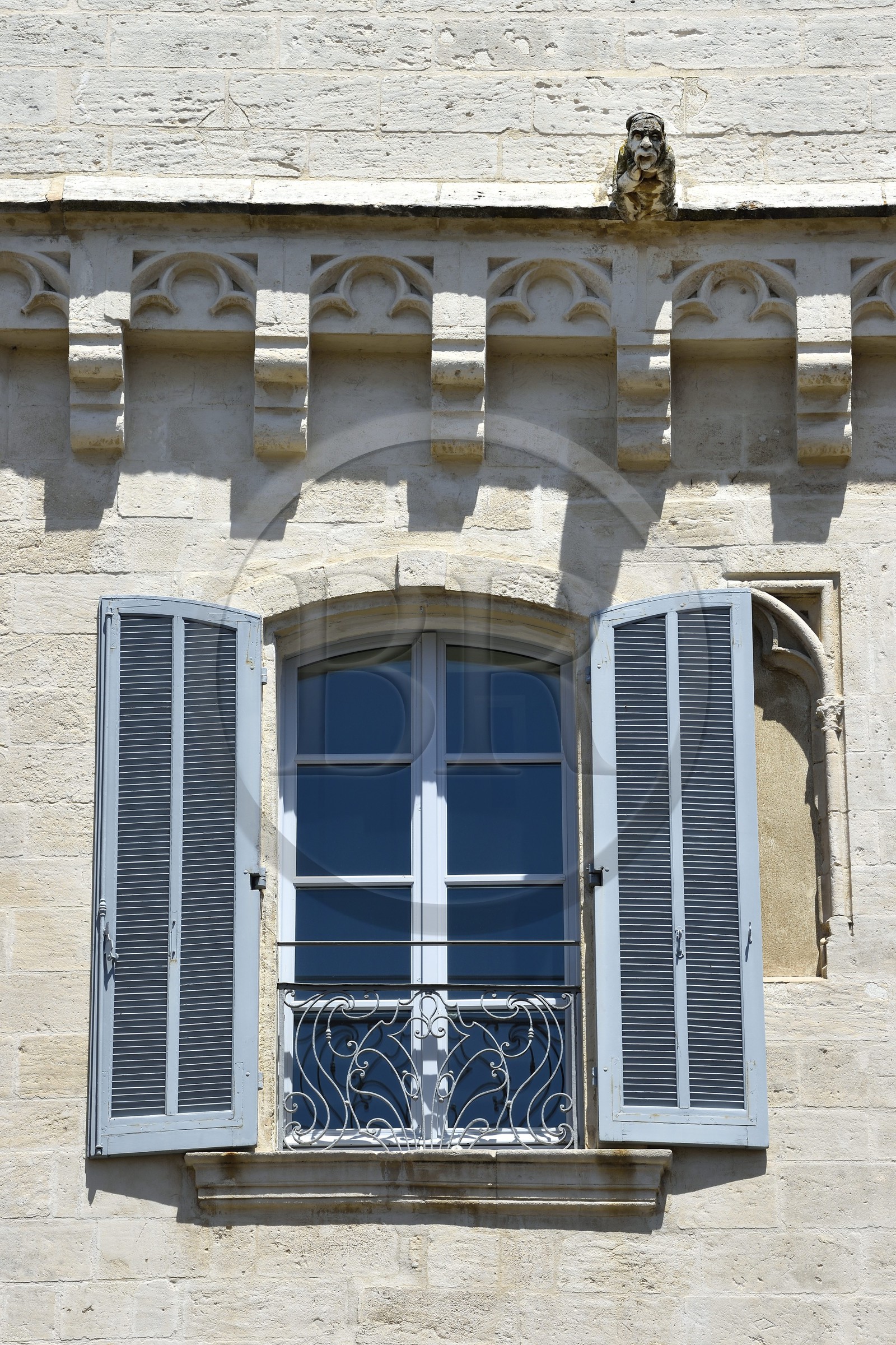 France, Bouches-du-Rhône (13), Arles, Fondation Vincent Van Gogh (Mention Obligatoire) du côté de la rue de la Liberté, centre d’art contemporain qui a investi un hôtel du XVe siècle, resurgence d'une fenêtre gothique