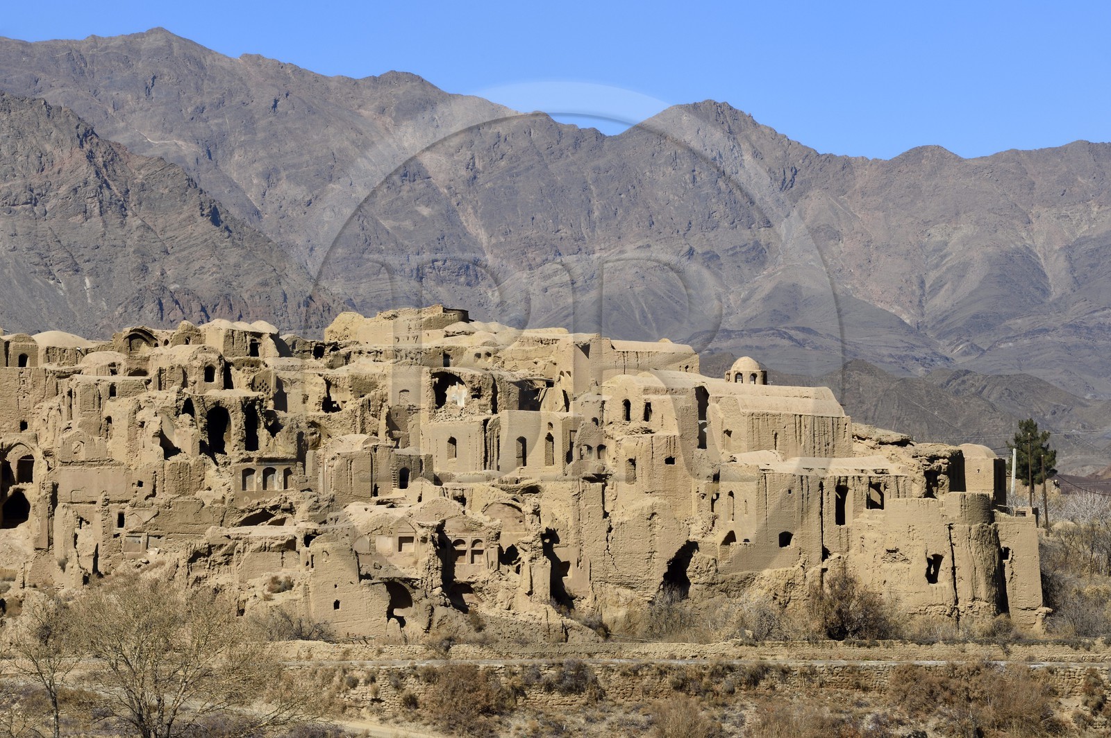 Iran, Province de Yazd, en bordure du désert du Dasht-e Kavir, le vieux village de Kharanaq avec ses maisons en briques de terre crue (adobe)