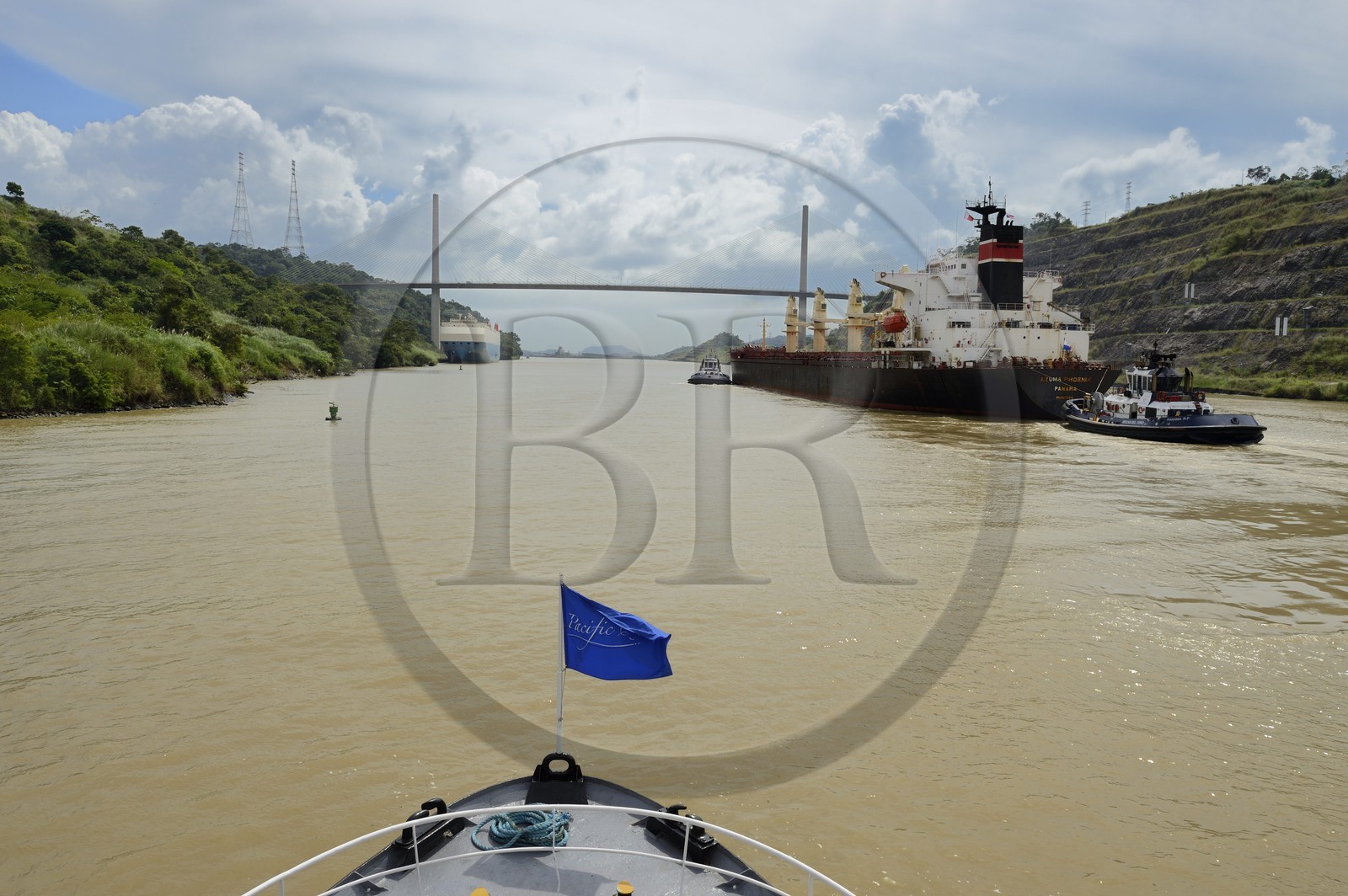Panama, Canal de Panama, Cargo Panamax et le pont Centenaire (puente Centenario) enjambant le canal