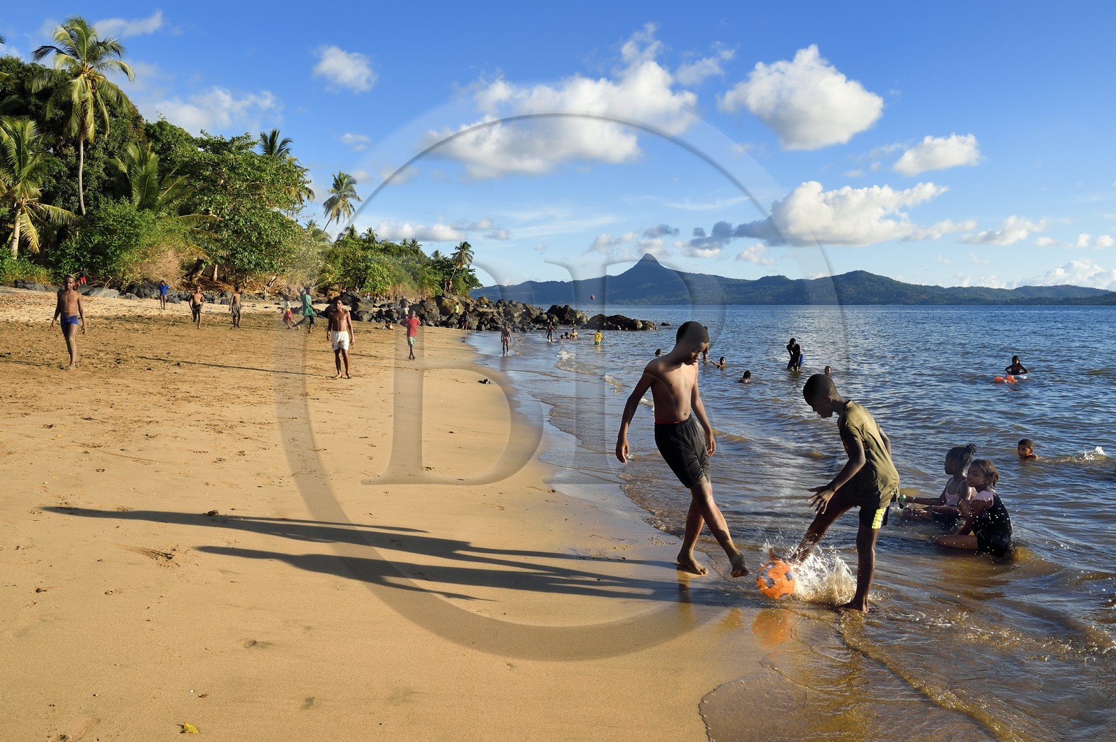France, Ile de Mayotte, Grande-Terre, Sada, enfants jouant au football sur Tahiti plage (Mtsagnougni) dans la baie de Bouéni