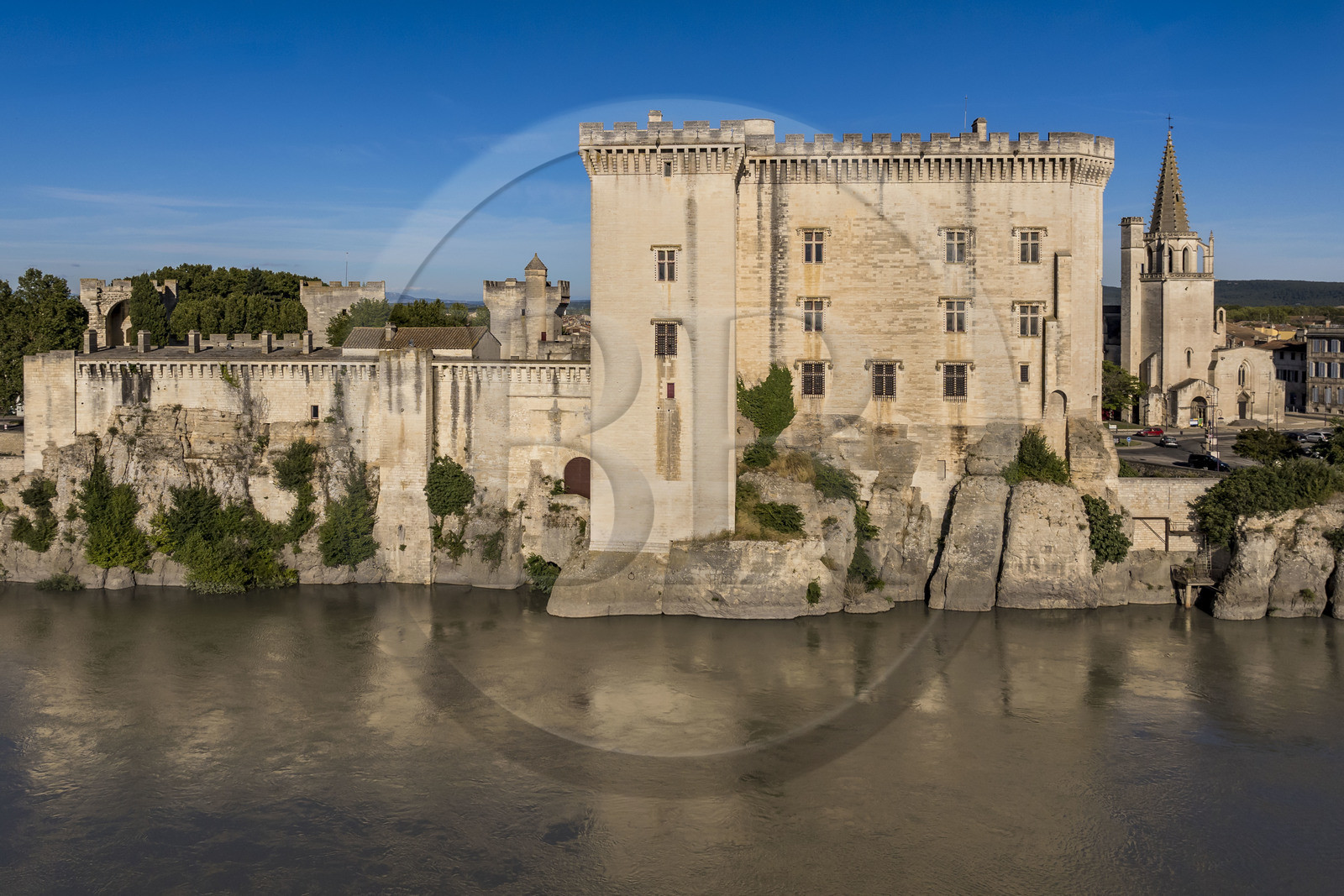 France, Bouches-du-Rhône (13), Tarascon, le chateau du roi René datant du XVe siècle en bordure du Rhone et la collégiale royale Sainte-Marthe érigée aux XIe et XIIe siècles (vue aérienne) France, Bouches-du-Rhône (13), Tarascon, le chateau du roi René datant du XVe siècle en bordure du Rhone et la collégiale royale Sainte-Marthe érigée aux XIe et XIIe siècles (vue aérienne)
