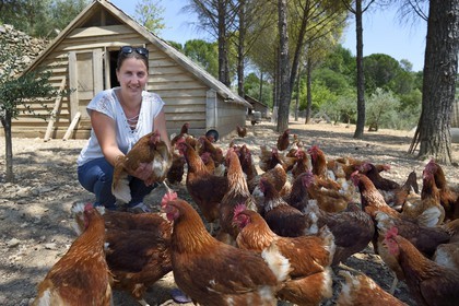 France, Var (83), Provence Verte, Correns, 1er village bio de France, le Poulailler de Lea, l'agricultrice bio Lea Brunet entourée de ses poules pondeuses