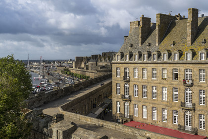 France, Ille et Vilaine, Cote d'Emeraude (Emerald Coast), Saint Malo, the walkway on the ramparts at the Porte Saint-Vincent and the inner city