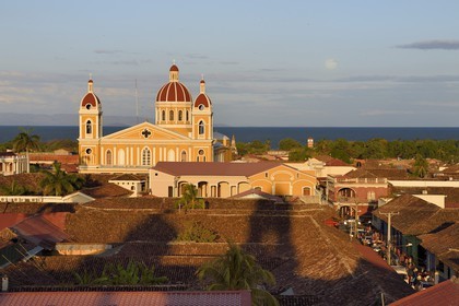 Nicaragua, Granada, parque Central (Parque Colon), la cathédrale et le lac Nicaragua en arrière plan