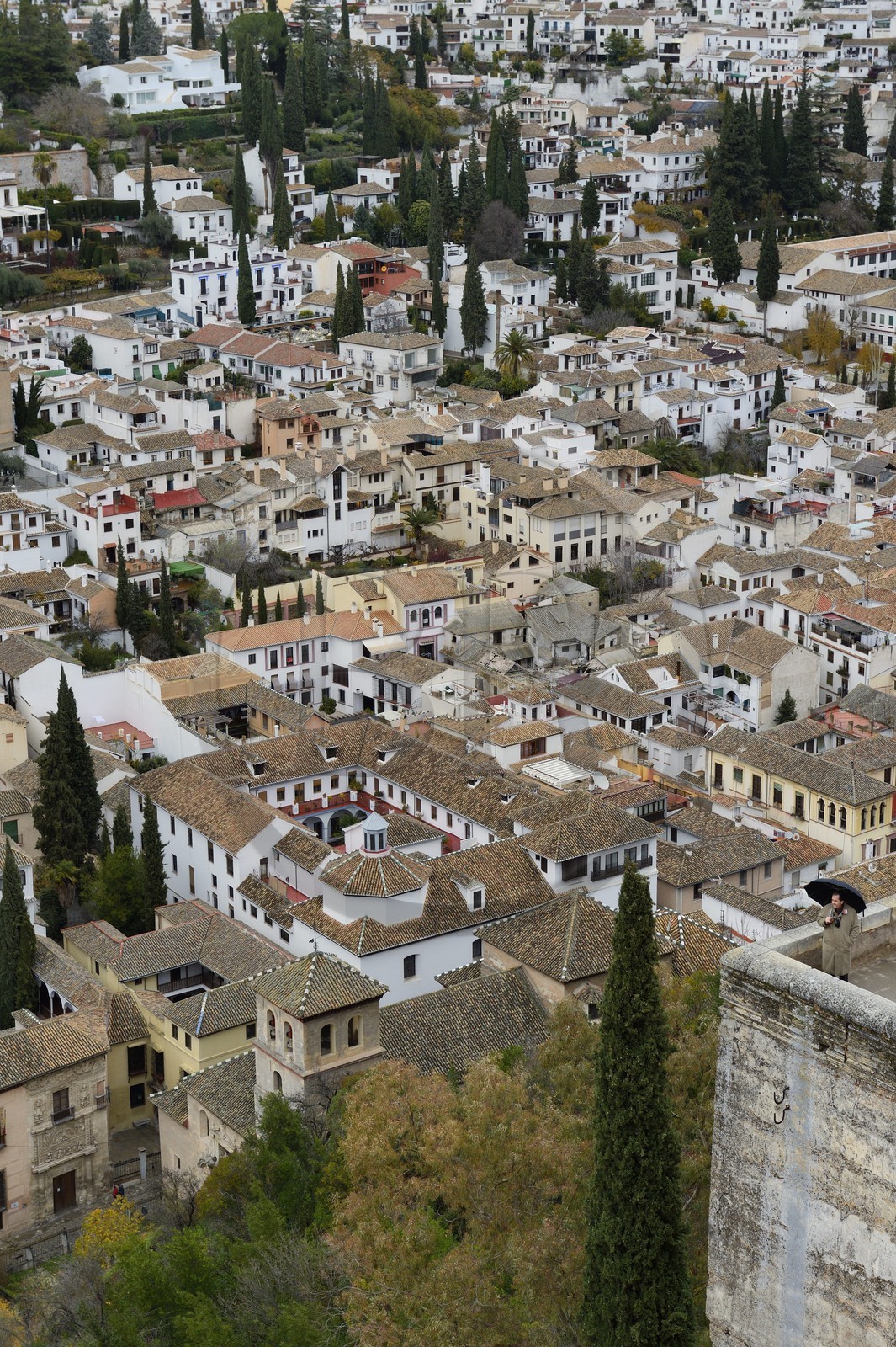 Espagne, Andalousie, Grenade, vue sur l'ancien quartier arabe de l' Albayzin classé Patrimoine Mondial de l'UNESCO et l'église San Pedro y San Pablo depuis l'Alhambra