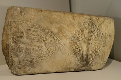 Israel, Jérusalem, quartier de Guivat Ram, musée d'Israel, departement d'archéologie, pierre lithographique pour l'estampillage du cuir représentant une fleur de lys et un aigle, les armes du Grand Maître de l'Ordre teutonique, Montfort, au 13ème siècle