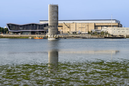 France, Morbihan (56), Lorient, Lorient La Base, ancienne base de sous-marins construite par les Allemands durant la Seconde Guerre mondiale,  Cité de la Voile Eric Tabarly