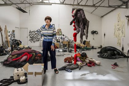 France, Hauts-de-Seine (92), Malakoff, l'artiste Annette Messager dans son atelier