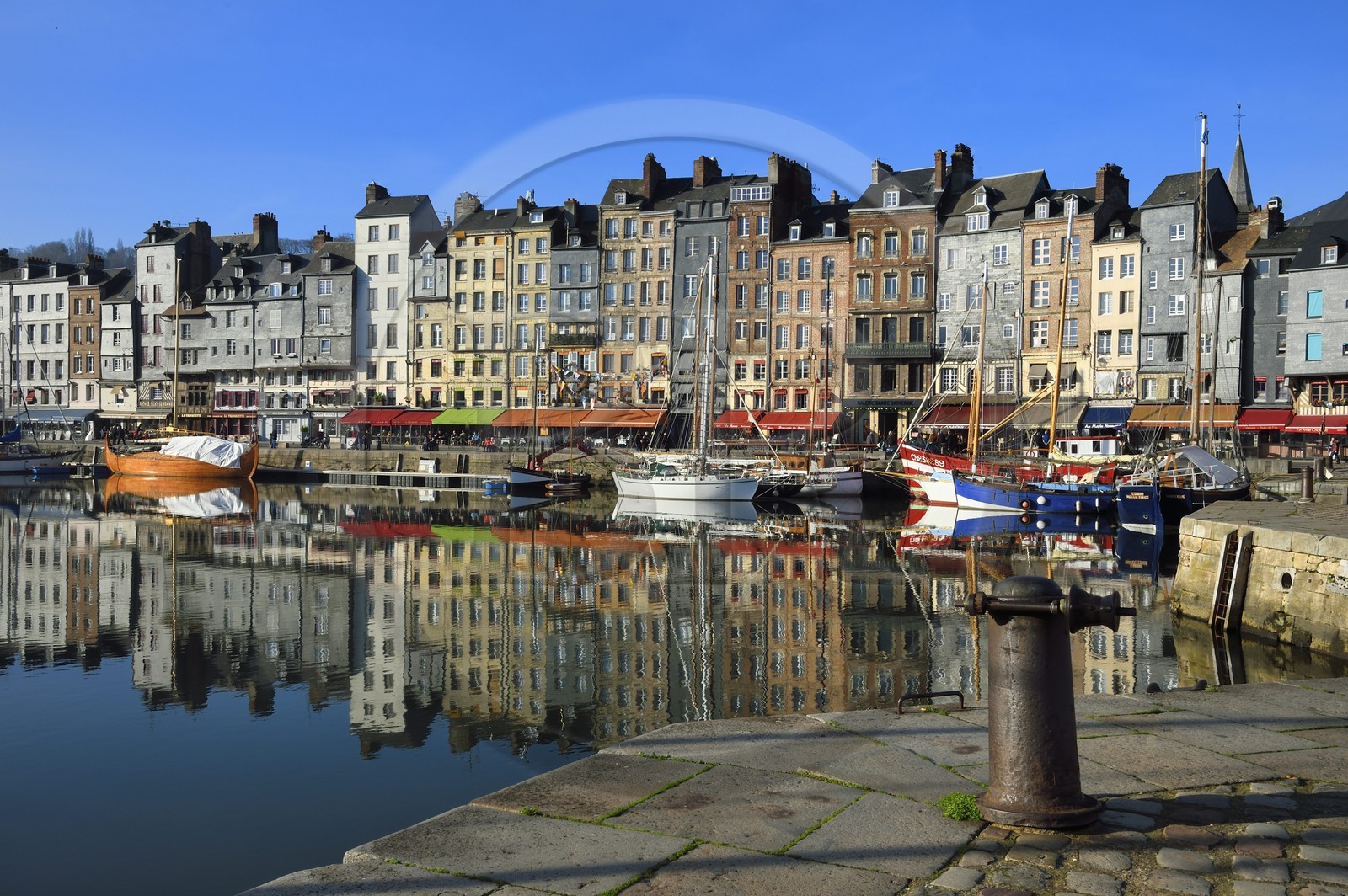 France, Calvados (14), Pays d'Auge, Honfleur, le Vieux-Bassin, le quai Sainte-Catherine France, Calvados (14), Pays d'Auge, Honfleur, le Vieux-Bassin, le quai Sainte-Catherine