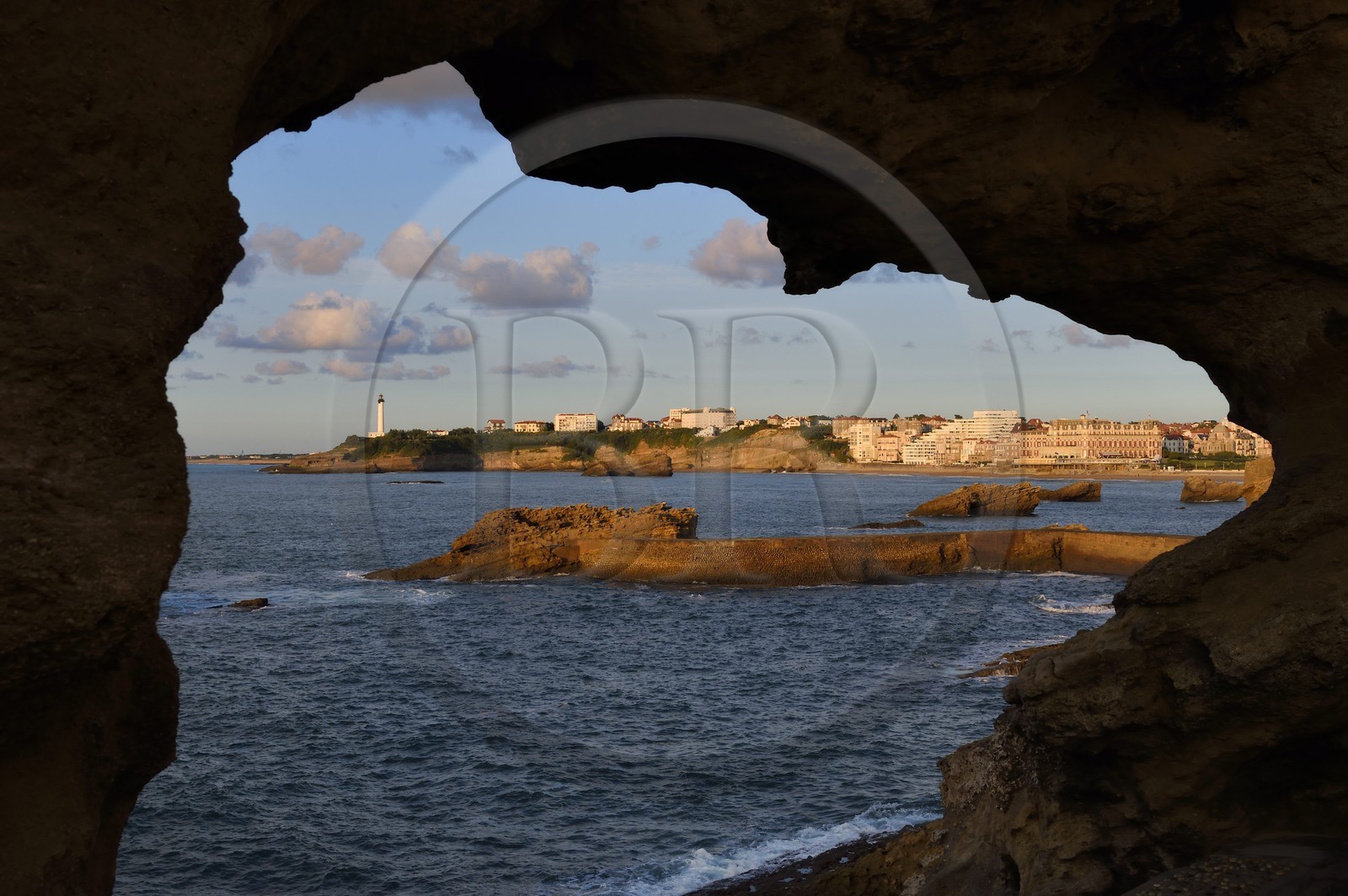 France, Pyrénées-Atlantiques (64), Pays-Basque, Biarritz depuis le Rocher de la Vierge, le phare et l'Hotel du Palais sur la Grande Plage en arrière plan