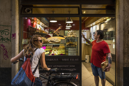 Italie, Ligurie, Gênes, ruelle du vieux centre historique, restaurant focacceria Fugassa de Zena qui propose des fougasses