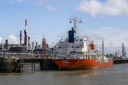 France, Loire Atlantique, Estuaire de la Loire, Saint Nazaire, the Total Energie oil terminal and refinery in Donge
