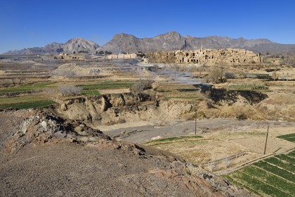 Iran, Province de Yazd, en bordure du désert du Dasht-e Kavir, le vieux village de Kharanaq avec ses maisons en briques de terre crue (adobe) surplombant la vallée Andjir