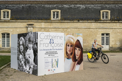 France, Charente-Maritime (17), Rochefort, Centre International de la mer dans l'ancien Arsenal maritime de Rochefort, la Corderie Royale conçue par Colbert en 1666, affichage d'Une Promenade Photographique En Ville sur les Demoiselles de Rochefort avec Catherine Deneuve et Françoise Dorléac