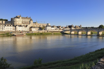 France, Indre et Loire (37), Vallée de la Loire classée Patrimoine mondial de l'UNESCO, château d'Amboise surplombant la Loire