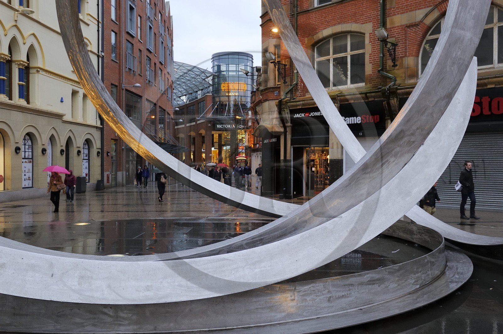 Royaume-Uni, Irlande du Nord, Belfast, la sculpture Spirit of Belfast de Dan George sur Arthur Square et Cornmarket, et William street donnant sur le centre commercial de Victoria Square