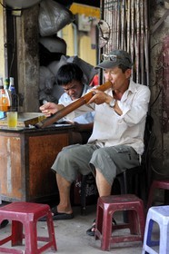 Vietnam, Hanoï, fumeur de tabac dans une pipe à eau appelée bang