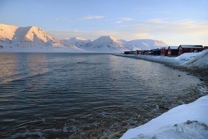 Norway, Svalbard, Spitzbergen, Longyearbyen, wooden houses on the edge of the Adventfjorden