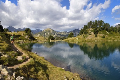 France, Hautes-Pyrénées (65), Saint-Lary-Soulan et Vielle-Aure, randonnée sur une variante du GR10 entre le col de Portet et les lacs de Bastan en bordure de la réserve naturelle de Néouvielle, lac de Bastan inférieur