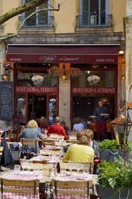 France, Rhône (69), Lyon, site historique classé Patrimoine Mondial de l'UNESCO, quartier de Saint-Paul dans le Vieux Lyon, place du Change et ses bouchons lyonnais