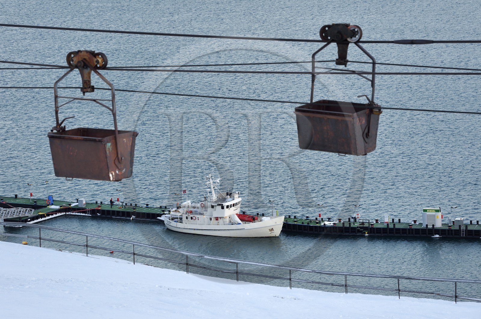 Norvège, Svalbard, Spitzberg, Adventfjorden à Longyearbyen, vieux chariots de transport de charbon sur l'ancien téléphérique au dessus du port
