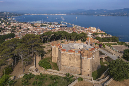 France, Var (83), Saint-Tropez, la citadelle du XVIe siècle qui héberge le musée d'histoire maritime, la ville est en arrière plan (vue aérienne)