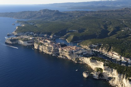 France, Corse-du-Sud (2A), Bonifacio, les falaises calcaires, la citadelle et la vieille ville, le rocher appelé Grain de Sable au premier plan (vue aérienne)