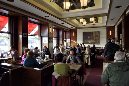 République Tchèque, Prague, Nove Mesto, le café Slavia (ex fief de la dissidence) sur le quai de la Vtlava